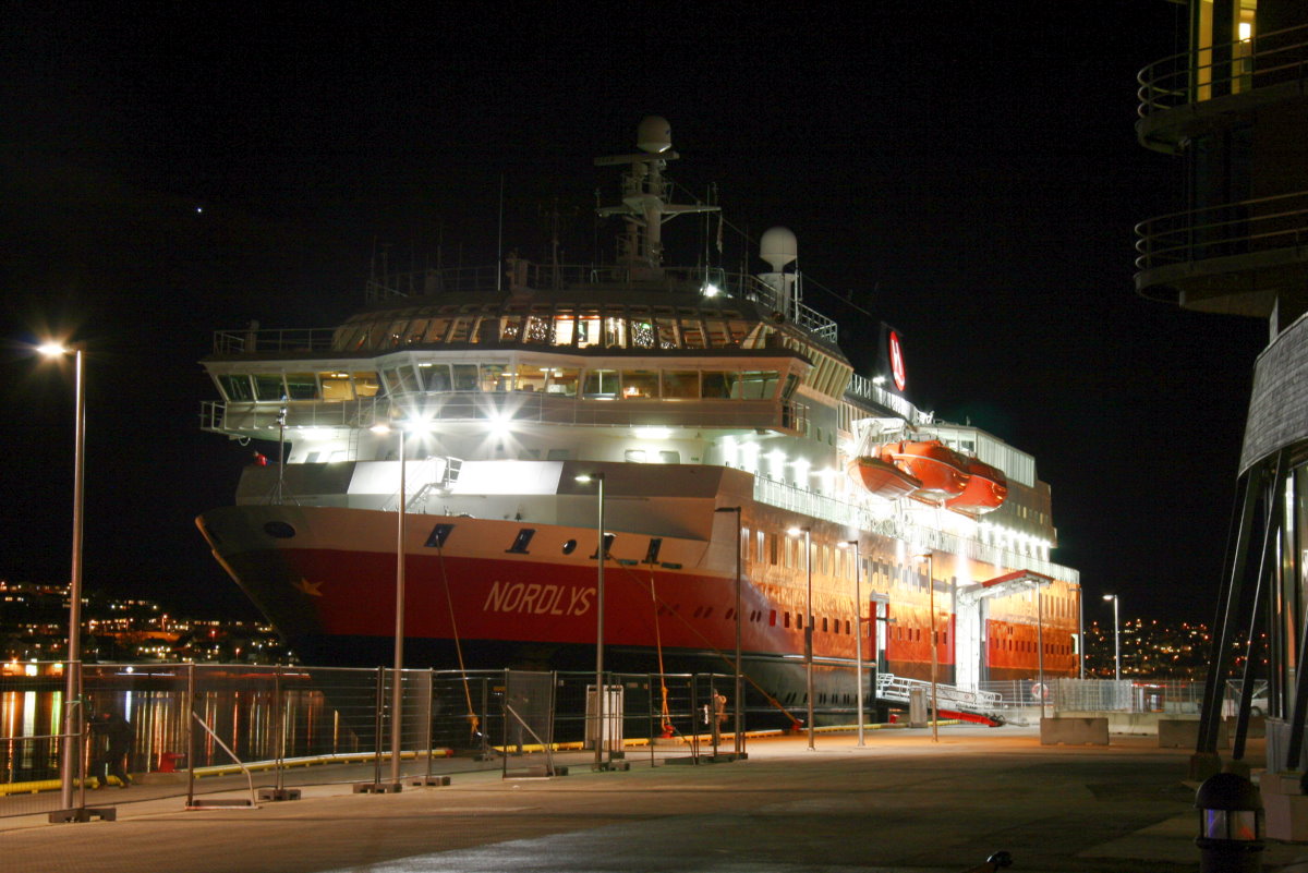 Die M/S  Nordlys  auf nordgehenden Kurs im Hafen von Tromsø ; 06.11.2015