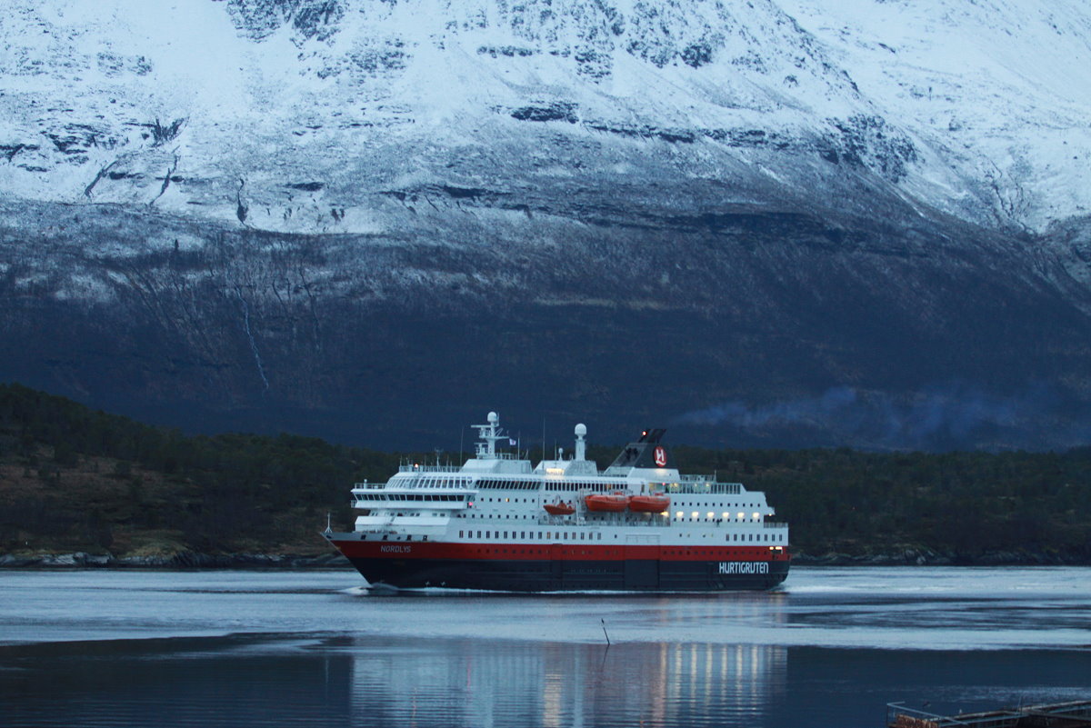 Die M/S  Nordlys  auf nordgehenden Kurs zwischen Harstad und Tromsø im Rystraumen; 06.11.2015