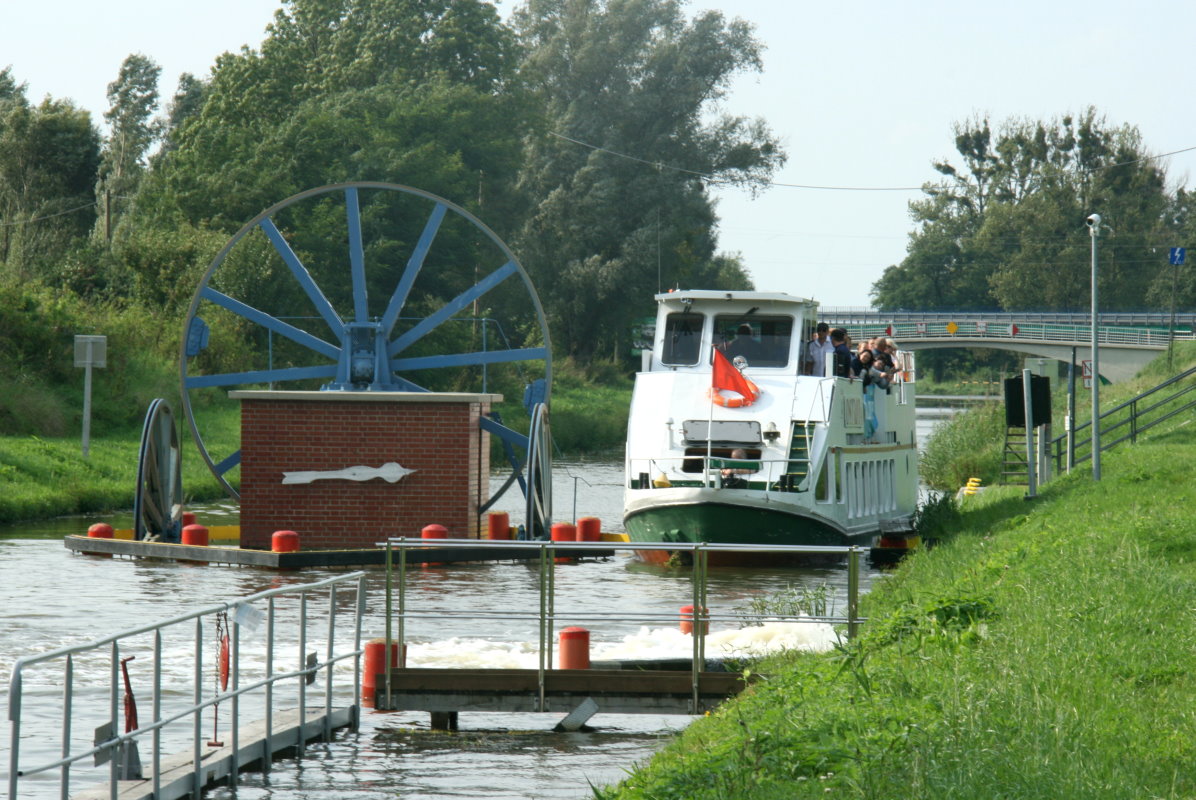 Die M/S  Ostroda  nähert sich auf dem unteren Kanalteil dem Rollberg von Jelenie. Zunächt umfährt sie die Seilscheibenanlage, bevor sie den Trogwagen erreicht. Die Unteren Seilscheiben lenken das Verbindungsseil zwischen den beiden Trogwagen um. Die unteren Seilscheibenanlagen bestehen aus drei Rädern. Jelenie, 09.09.2017