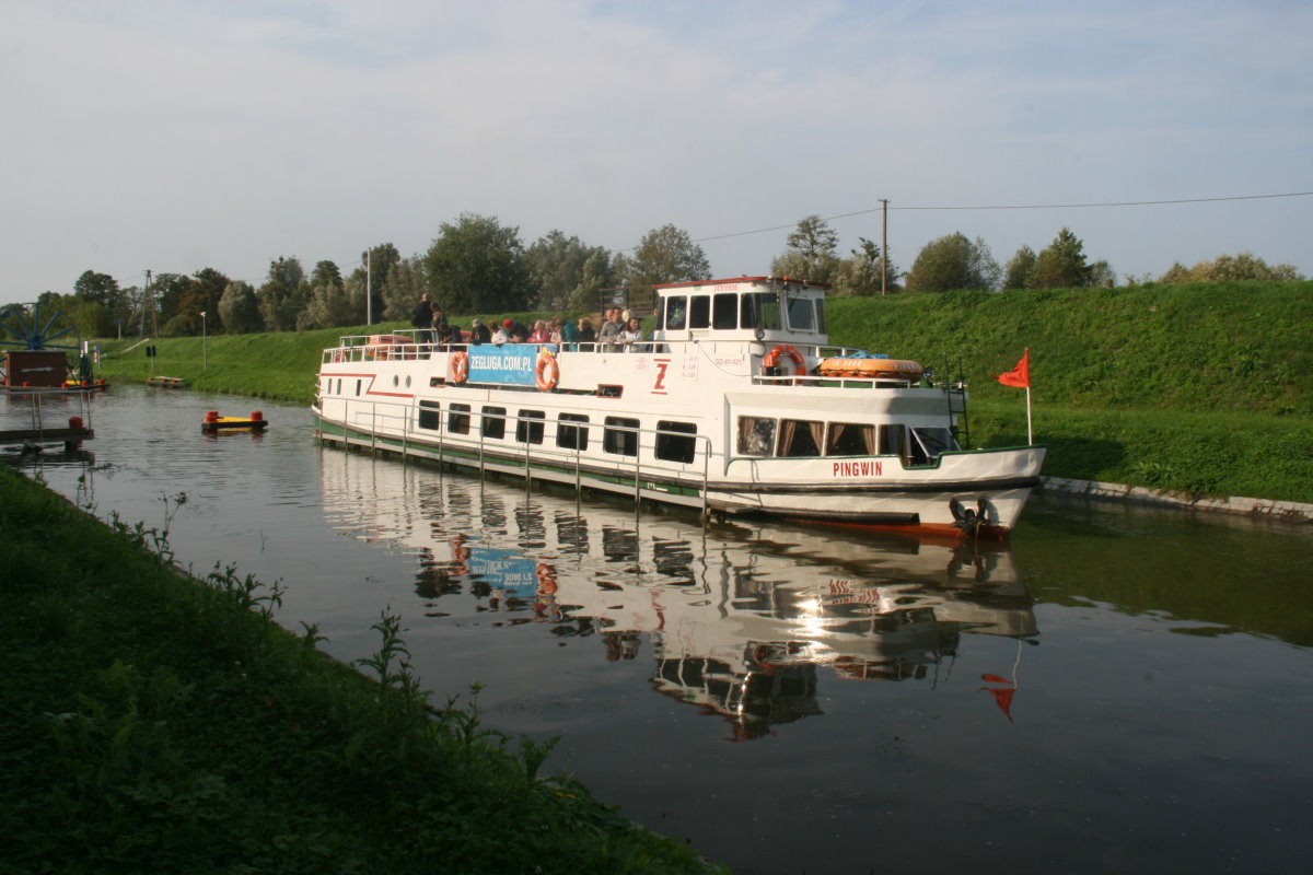 Die M/S  Pingwin  hat unterhalb vom Rollberg Jelenie den Trogwagen befahren und wird an diesem festgemacht; 09.09.2017