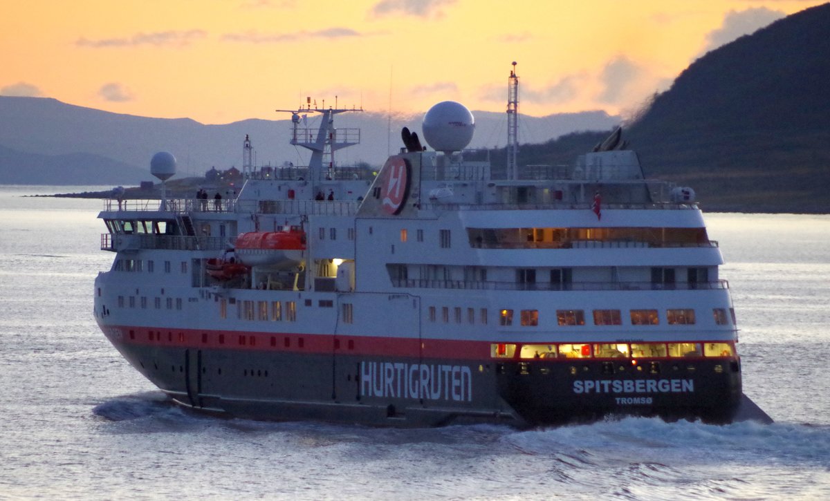 Die MS Spitsbergen der Hurtigruten am 02.09.16 Südgehend in der Nähe von Tromsoe.