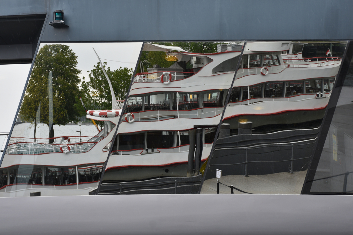 Die MS VORARLBERG spiegelt sich auf der Außenhaut der MS SONNENKÖNIGIN; Bregenz 2019-05-05.