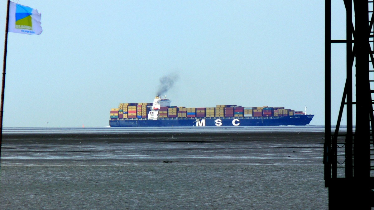Die MSC Emma am 17.06.2012 vor Fedderwardersiel auf der Weser.