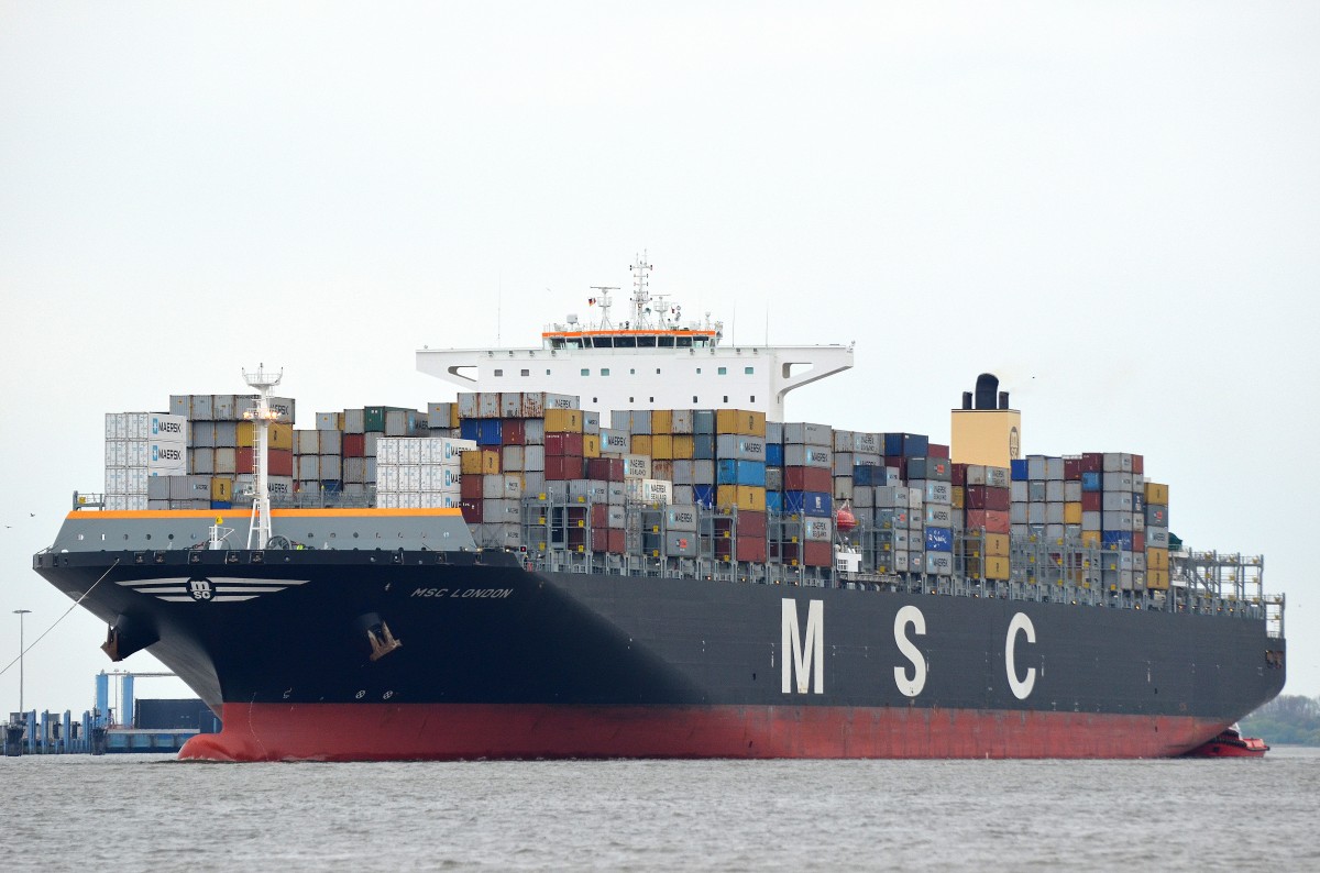 Die MSC London IMO-Nummer:9606302 Flagge:Panama Länge:399.0m Breite:54.0m Baujahr:2014 Bauwerft:STX Offshore&Shipbuilding Jinhae Shipyard,Jinhae Südkorea einlaufend nach Hamburg bei Teufelbrück am 03.05.15