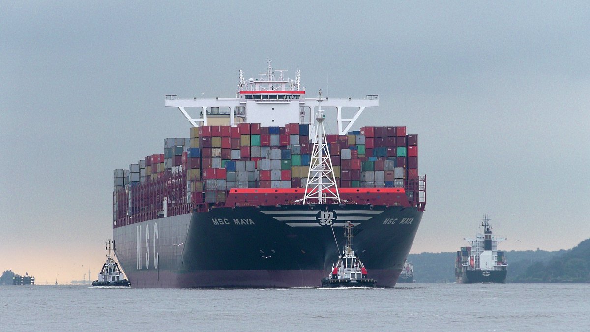 Die MSC Maya läuft mit Hilfe von 3 Hafenschleppern am 22. Juli 2017 in den Hamburger Hafen ein. Im Hintergrund einige auslaufende Feederschiffe.