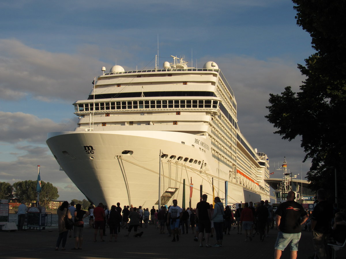 Die MSC Orchestra bei Sonnenuntergang am Pier 7 in Waremünde am 05.08.2018 um 19:26.