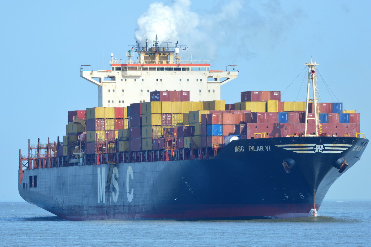 Die MSC PILAR VI IMO-Nummer:9248148 Flagge:Liberia L�nge:278.0m Breite:40.0m Baujahr:2003 Bauwerft:Hanjin Heavy Industries & Construction,Pusan S�dkorea am 18.06.26 vor der Alten Liebe Cuxhaven aufgenommen.
