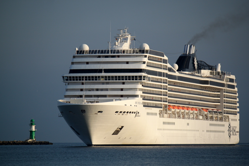 Die MSC Poesia auf dem Weg von Kopenhagen nach Flaam beim einlaufen am 25.05.2014 um 06:41 Uhr in Warnemnde