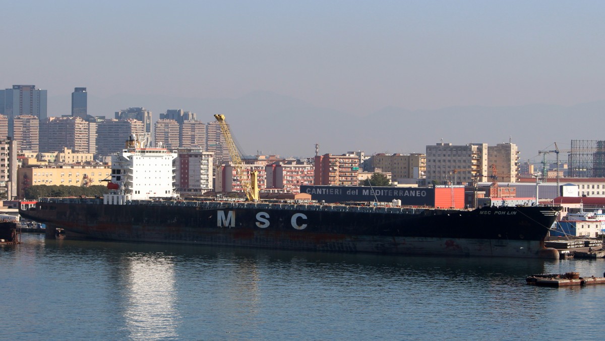 Die MSC Poh Lin am 25.10.2013 im Hafen von Neapel.