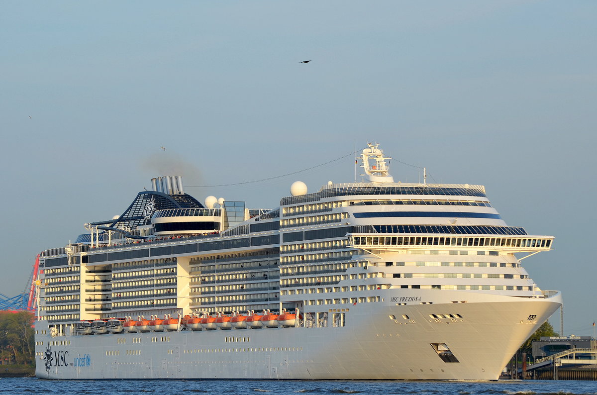 Die MSC Preziosa IMO-Nummer:9595321 Flagge:Panama Länge:333.0m Breite:38.0m Baujahr:2013 Bauwerft:STX France,Saint-Nazaire Frankreich aus Hamburg auslaufend am 07.05.17 aufgenommen vom Anleger in Teufelsbrück.