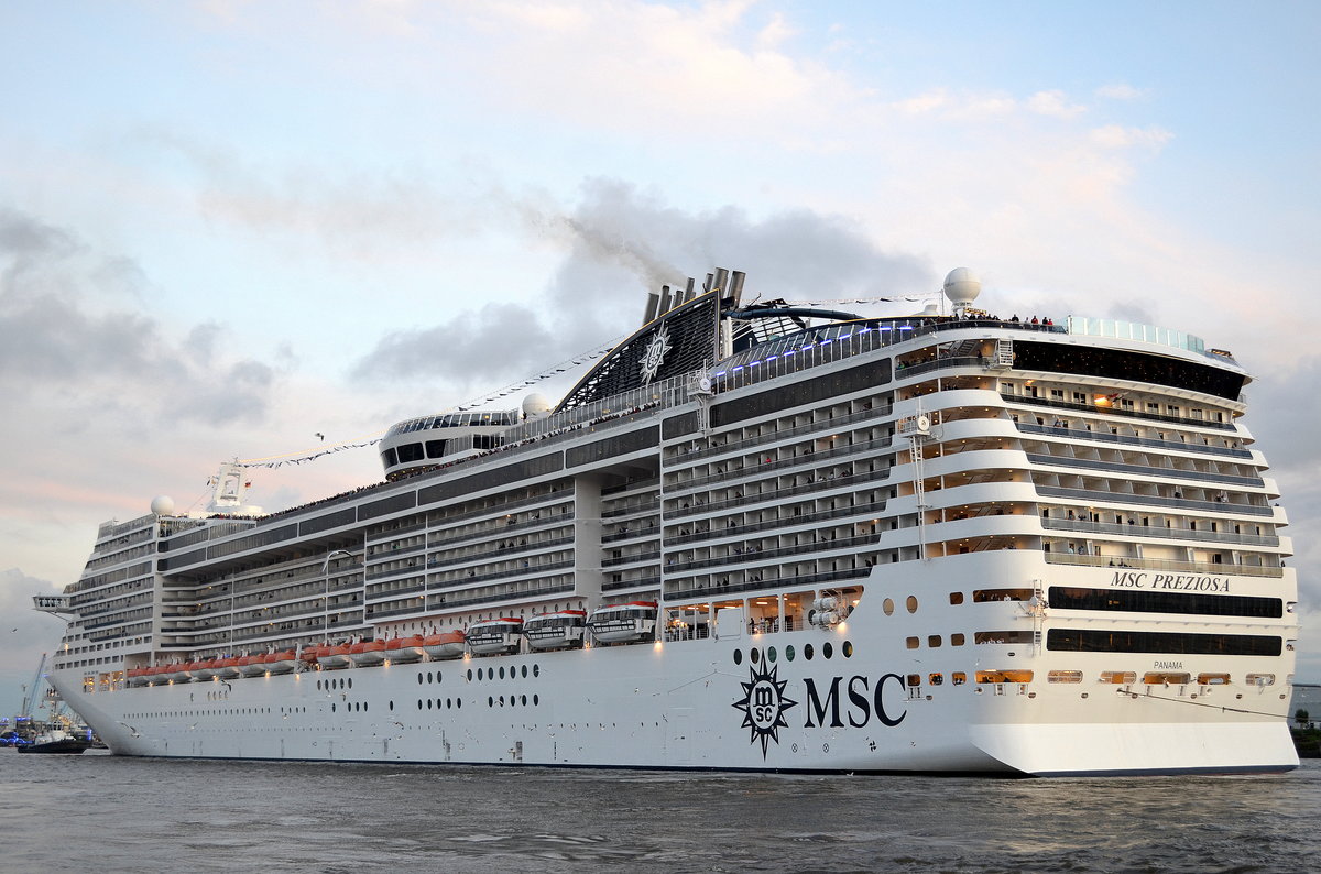 Die MSC Preziosa IMO-Nummer:9595321 Flagge:Panama Länge:333.0m Breite:38.0m Baujahr:2013 Bauwerft:STX France,Saint-Nazaire Frankreich in Hamburg anlässlich der Cruise Days am 09.09.17 