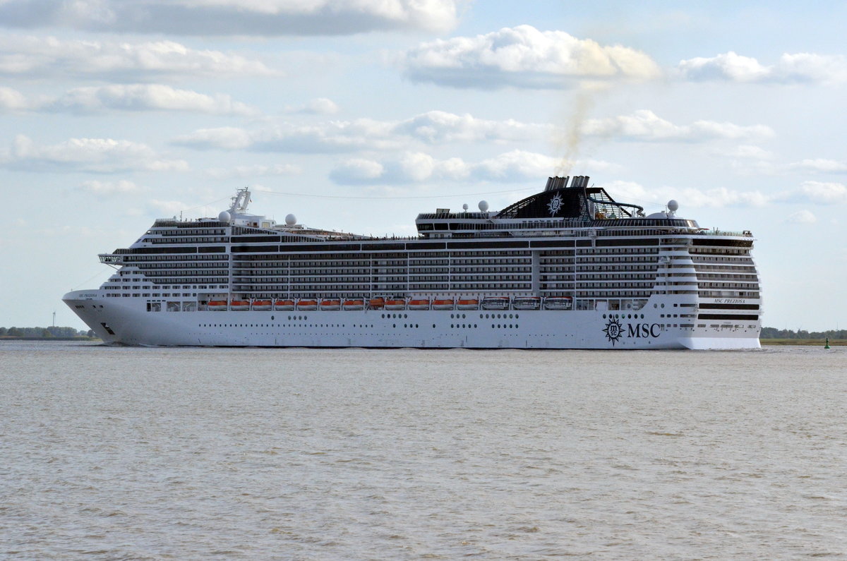 Die MSC Preziosa ist das vierte Kreuzfahrtschiff der Fantasia-Klasse. Taufe: 23. 
März 2013 Ihre Schwesterschiffe sind die MSC Divina sowie die geringfügig kleinere MSC Fantasia und MSC Splendida   Länge: 333 m Breite: 38 m Tiefgang: 8,29 Baukosten: 550 Mio. Euro Fährt unter der Flagge Panamas
