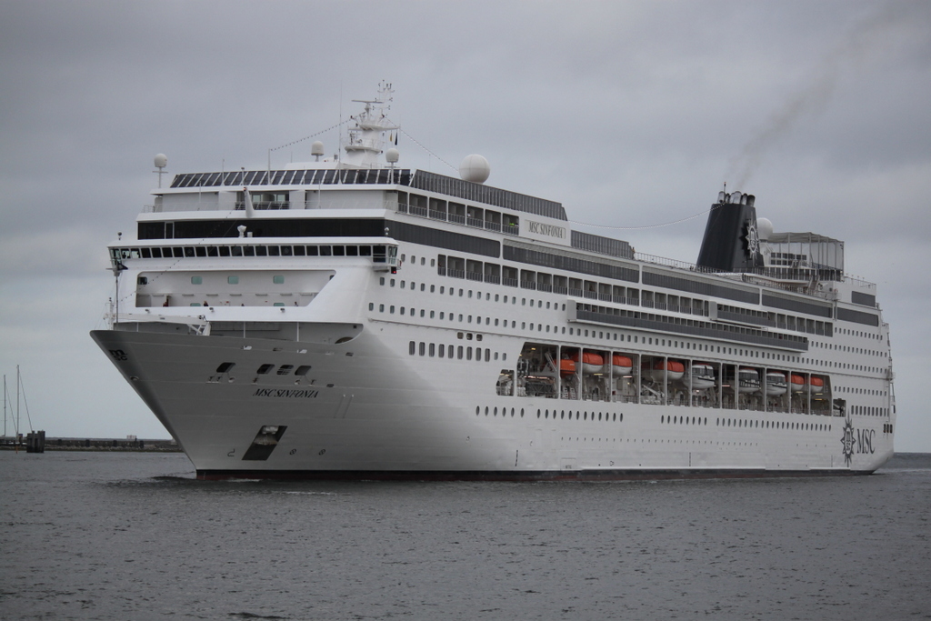 Die MSC Sinfonia beim Einlaufen im Hafen von Warnemnde am 24.05.2015