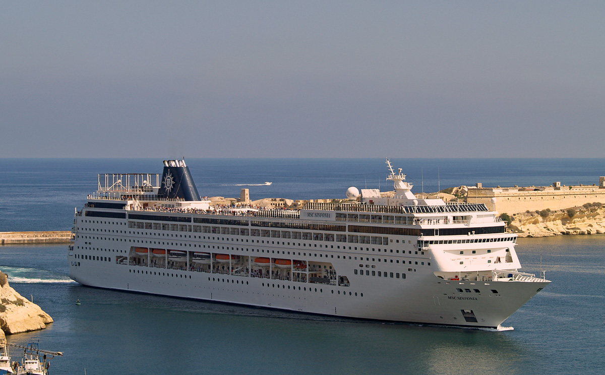 
Die MSC Sinfonia (IMO 9210153) läuft am 05.10.2007 in den Hafen von Valetta ein, offenbar auch für die Passagiere an Bord ein interessanter Vorgang.