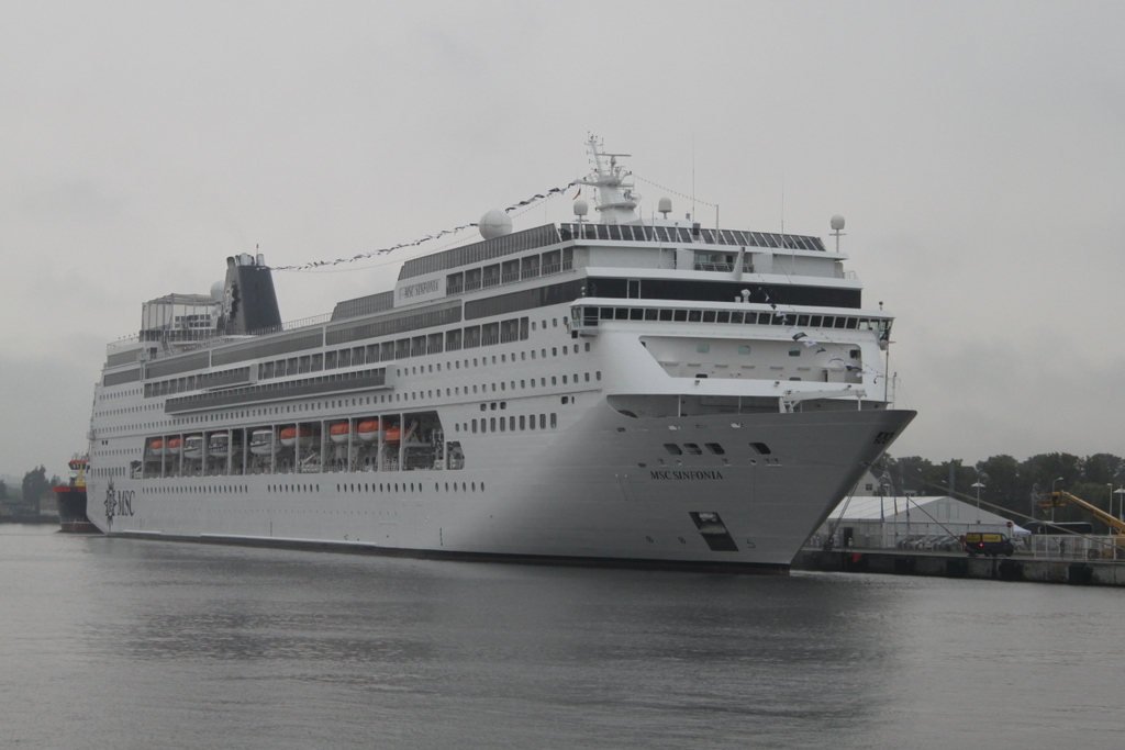 Die MSC Sinfonia machte auf ihrem Weg von Kopenhagen nach Stockholm Station in Warnemnde am 16.08.2015