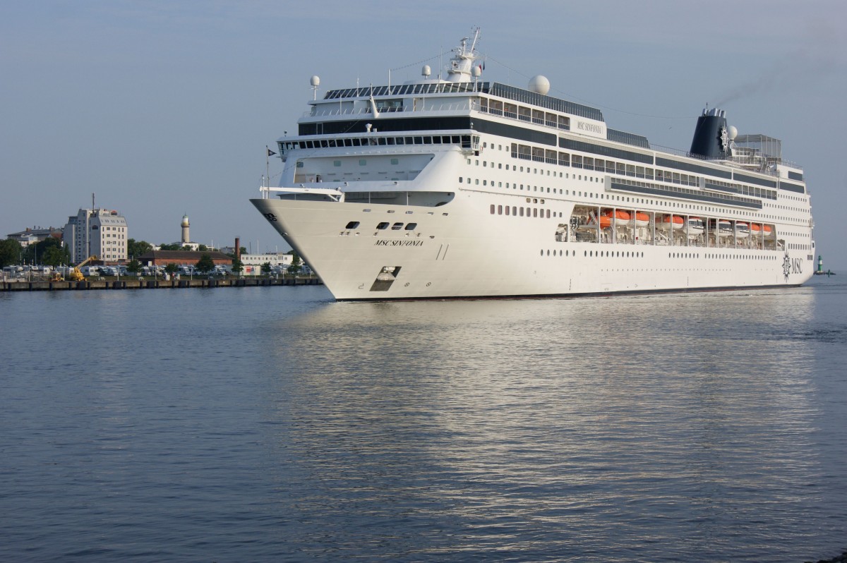 Die MSC Sinfonia passiert am 05.07.2015 auf dem Weg von Kopenhagen nach Rostock den alten Warnemünder Leuchtturm.