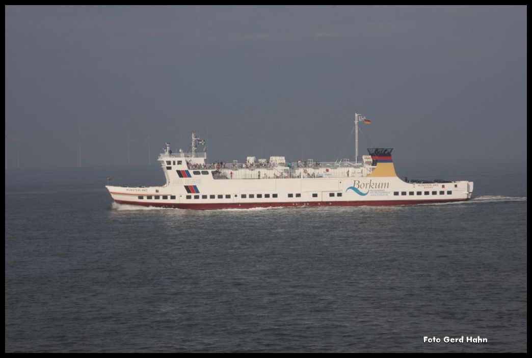 Die  Münsterland  auf der Fahrt von Borkum nach Eemshaven am 15.08.2015 in der Emsmündung.