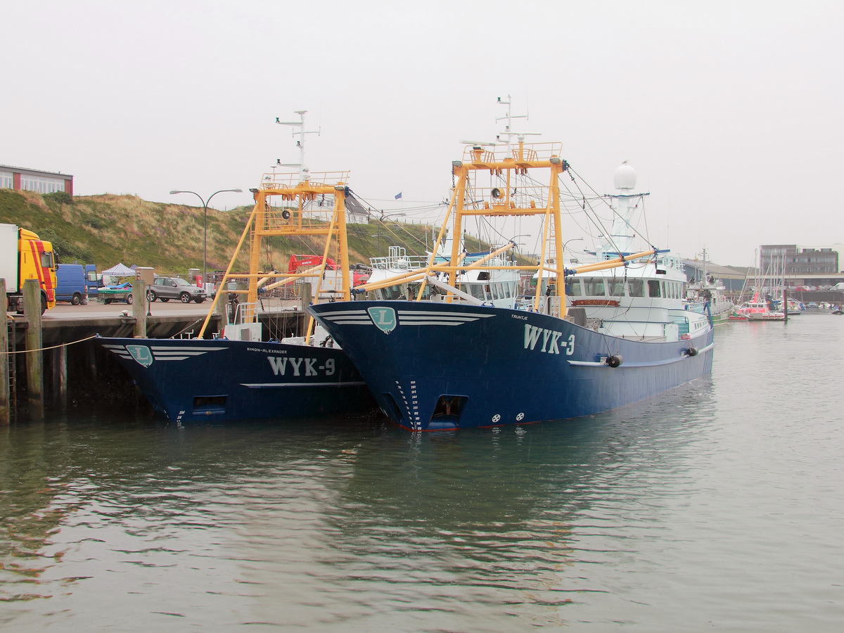 Die Muschelfangschiffe  SIMON-ALEXANDER WYK-9  und  TRIJNTJE WYK-3  liegen im Hafen von Hörnum, gesehen am 15. Aufgust 2015.