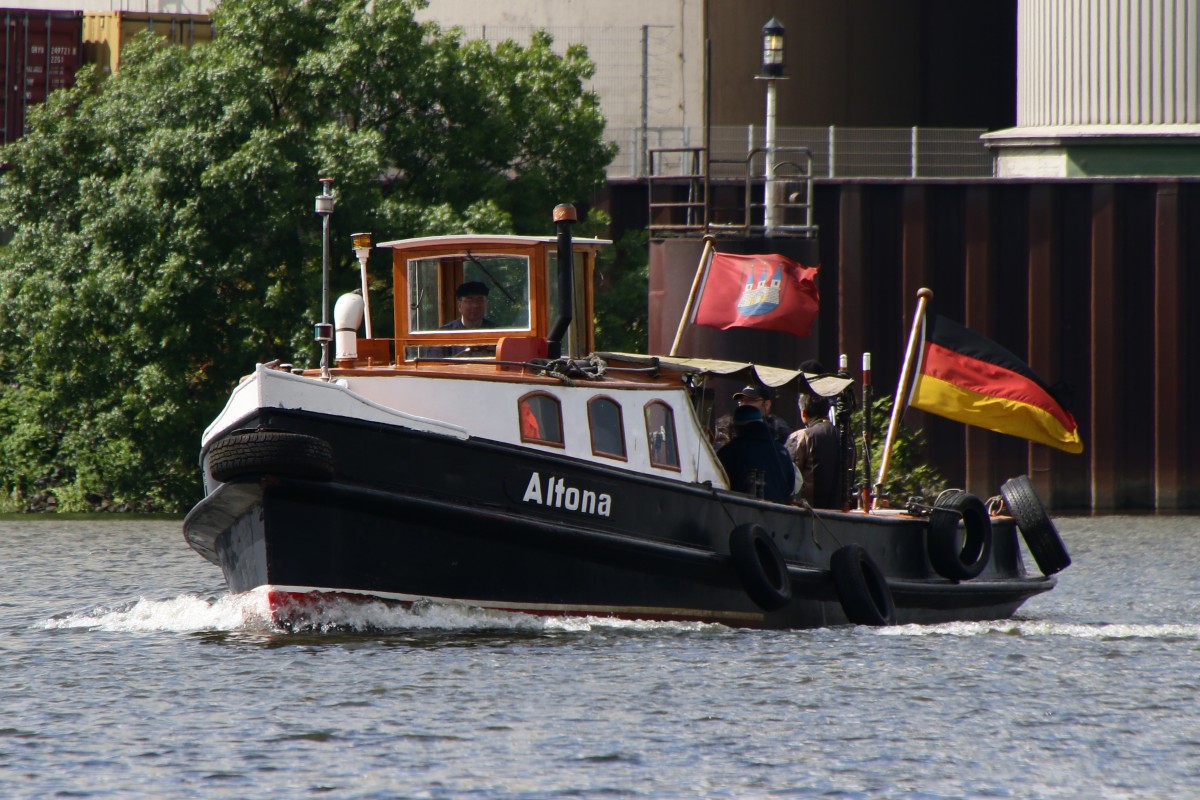 Die Museumsbarkasse Altona im Hamburger Hafen am 30.05.2015