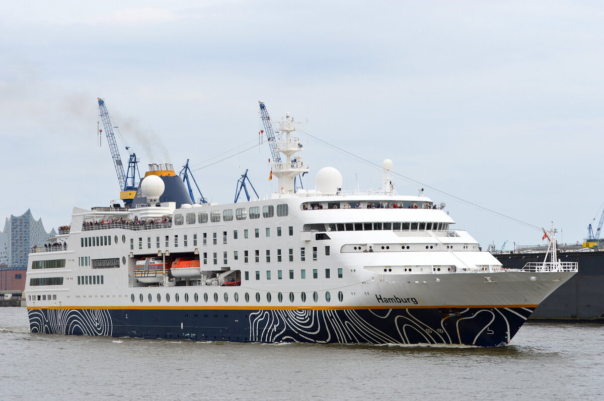 Die MV HAMBURG IMO-Nummer:9138329 Flagge:Bahamas Länge:144.0m Breite:20.0m Baujahr:1997 Bauwerft:Aker MTW,Wismar Deutschland auslaufend aus Hamburg am 17.04.26 von der Großen Elbstraße aufgenommen.