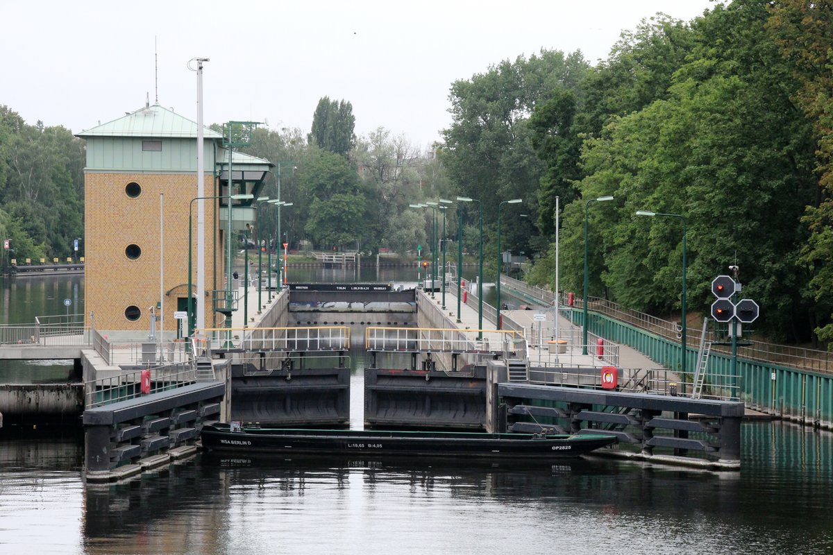 Die nach einem Havarieschaden z.Zt. gesperrte Schleuse Berlin-Spandau am 26.06.2018. Dies bedeutet entweder Berlin über den Havelkanal zu umfahren oder über die Spree , Westhafenkanal, Schleuse Plötzensee und den Hohenzollernkanal einen Umweg in Kauf zu nehmen.