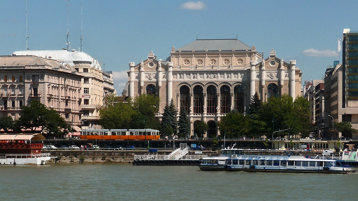 Die  Nagymaros  vor dem Theater auf der Donau in Budapest, 7.8.16