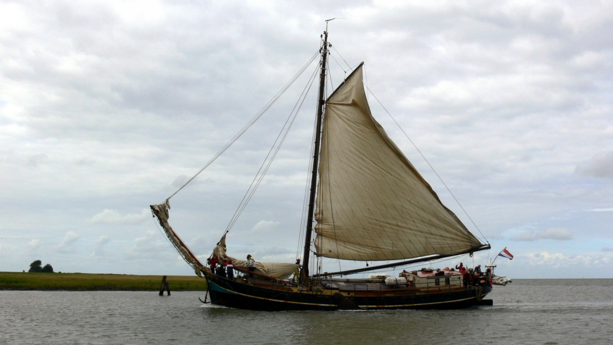 Die Najade am 20.07.2012 in der Hafeneinfahrt von Fedderwardersiel.