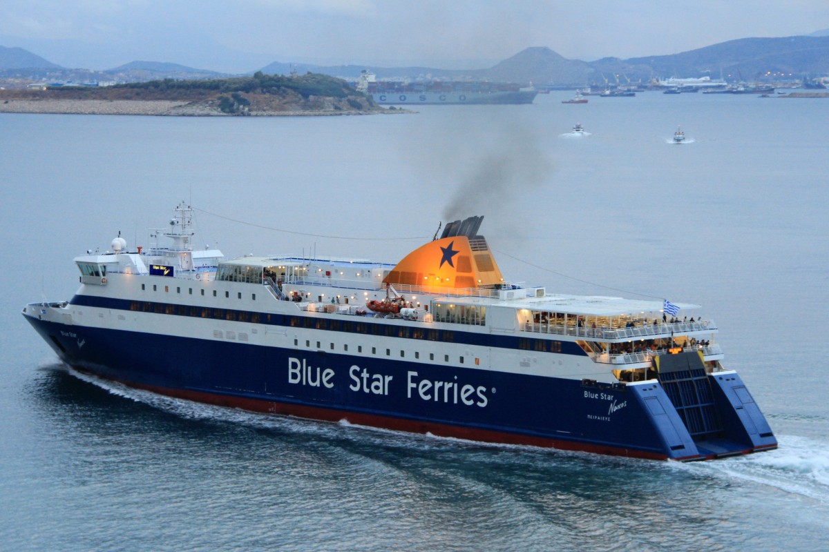 Die Naxos der Blue Star Ferries beim Auslaufen in Piräus am 3. IMO: 9241786. Oktober 2013. Seit Juni 2002 ist die 124 Meter länge und für 1475 Personen zugelassene Fähre unterwegs.