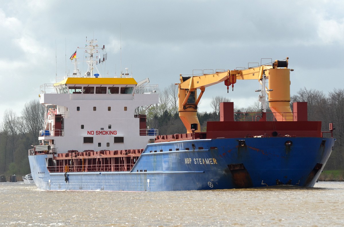 Die NBP Steamer ex Baltic Steamer IMO-Nummer:9505584 Flagge:Antigua und Barbuda Länge:107.0m Breite:18.0m Baujahr:2011 Bauwerft:Huatai Shipbuilding,Nanjing China bei Fischerhütte im Nord-Ostsee-Kanal erwischt am 13.04.14