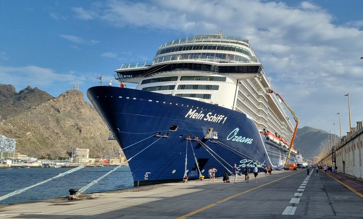 Die neue  Mein Schiff 1  am 26.01.2024 auch in St.Cruze de Teneriffa.
IMO 9783564