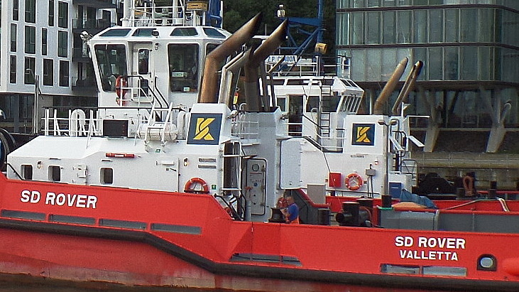 Die neue Schornsteinmarke der Kotug Smit Towage Flotte, gesehen am 5.8.2016 an den in Hamburg liegenden Schleppern /
Zum Beginn des Jahres 2016 haben die börsennotierte Koninklijke Boskalis Westminster NV-Gruppe (seit 2010 Muttergesellschaft von Smit Towage) und das niederländische Familienunternehmen Kotug International BV ihre Schlepper-Aktivitäten unter einem gemeinsamen Dach als Kotug Smit Towage zusammengefaßt. Die Gesamtflotte besteht z.Zt. aus 65 Schleppern.
(Auszug aus VEUS Shipping.com vom 29. Februar 2016)
