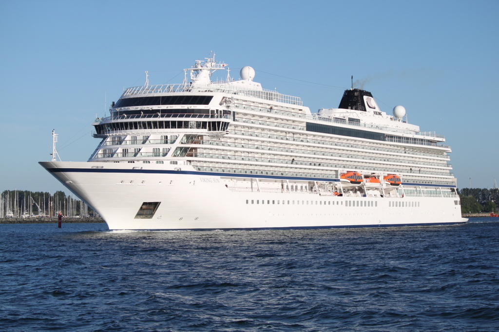 Die neue Viking Sun der Reederei Viking Ocean Cruises auf ihrem Seeweg von Kopenhagen nach Gydina beim Auslaufen am Abend des 25.05.2018 in Warnemünde.