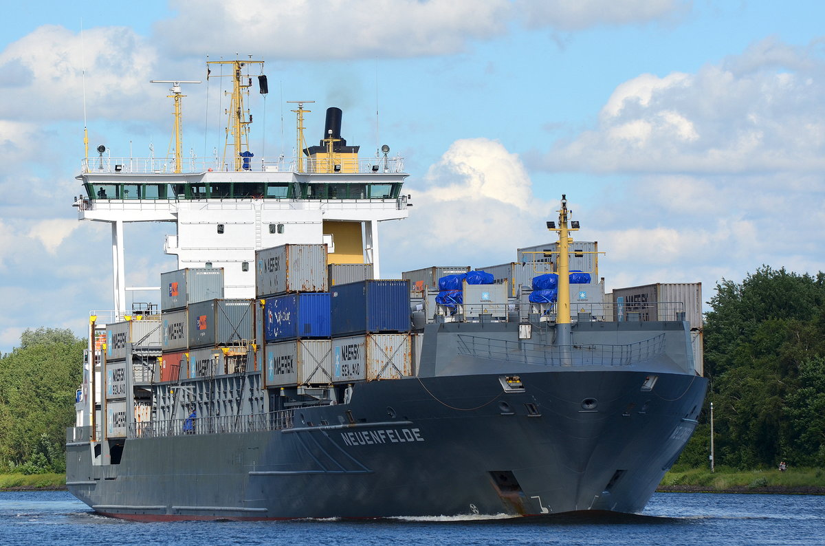 Die Neuenfelde ex. OOCL Neva IMO-Nummer:9231846 Flagge:Antigua und Barbuda Länge:134.0m Breite:22.0m Baujahr:2001 Bauwerft:Sietas,Hamburg Deutschland an der Eisenbahnhochbrücke Rendsburg im Nord-Ostsee-Kanal aufgenommen am 18.06.16