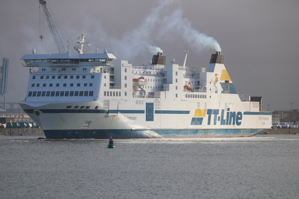 Die Nils Holgersson auf ihrem Seeweg von Travemünde nach Trelleborg am Mittag des 19.01.2020 im Rostocker Überseehafen.