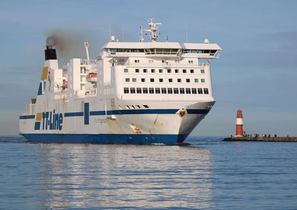 Die Nils Holgersson auf ihrem Seeweg von Travemünde nach Trelleborg via Rostock-Überseehafen beim Einlaufen bei herrlichsten Sonnenschein in Warnemünde.22.01.2022