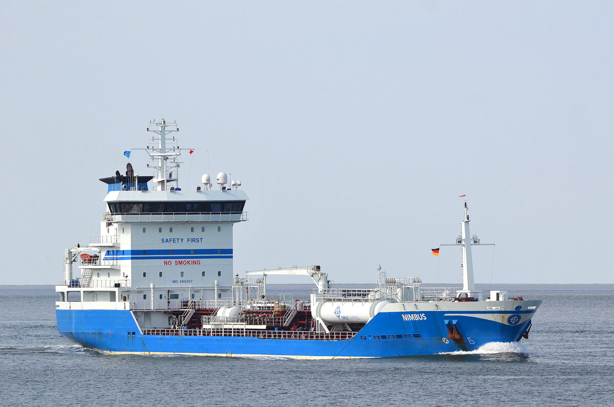 Die NIMBUS IMO-Nummer:9410507 Flagge:Schweden Länge:119.0m Breite:17.0m Baujahr:2008 am 23.08.22 vor der ALten Liebe Cuxhaven aufgenommen.