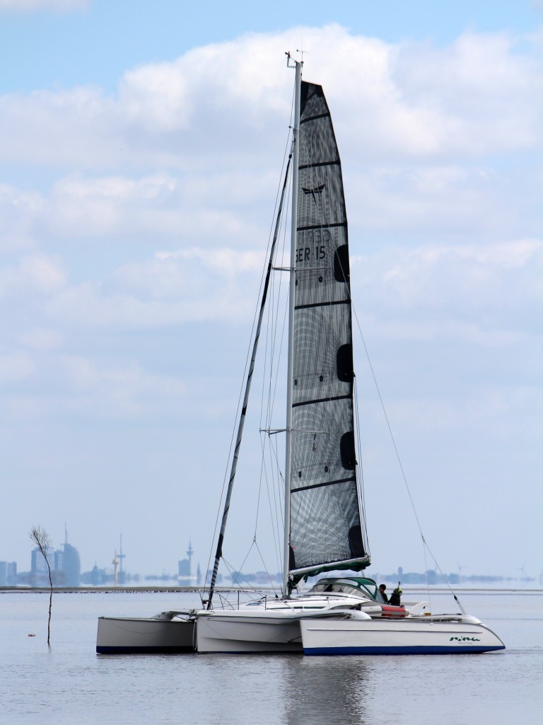 Die Nina Trimaran am 28.04.2013 vor Fedderwardersiel.