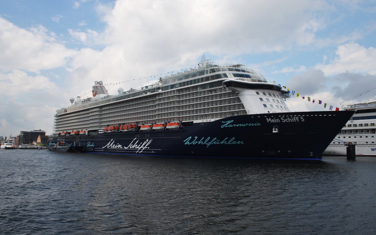 Die noch ungetaufte Mein Schiff 5 kam am Morgen des 29.6.2016 mit geladenen Gästen aus Hamburg nach Kiel. Am Abend geht es dann mit neuen Gästen auf die erste Vorpremieren-Fahrt nach Oslo und Kopenhagen.