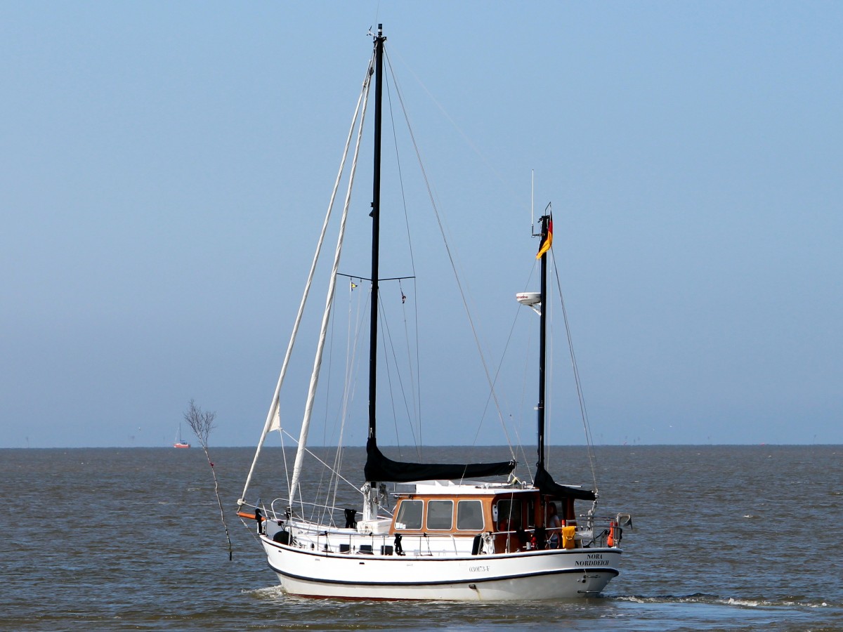 Die Nora am 17.07.2013 vor Fedderwardersiel, sie ist 12m lang und 4m breit.