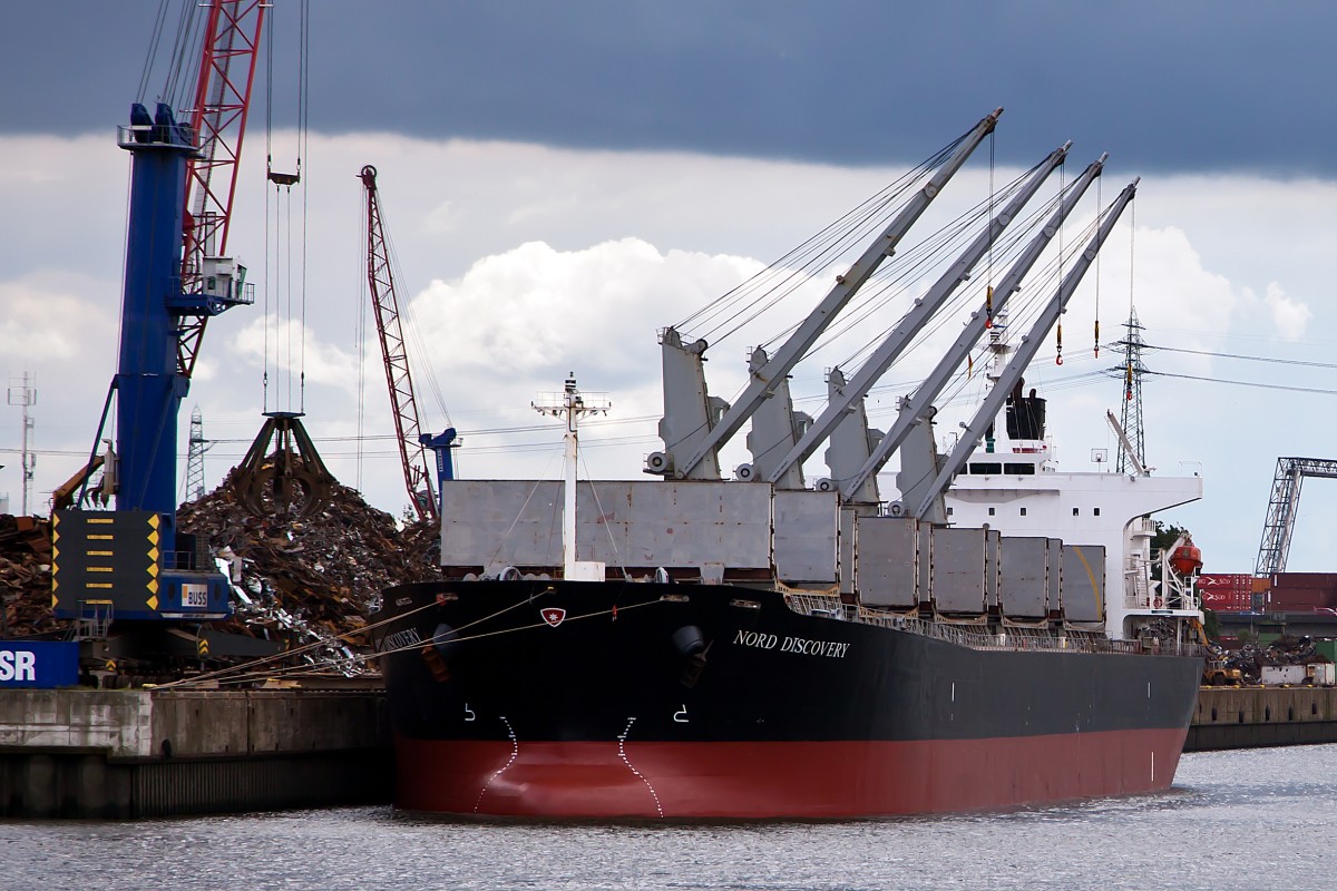 Die Nord Discovery am Roßhafenkai im Hamburger Hafen beim Schrott laden.