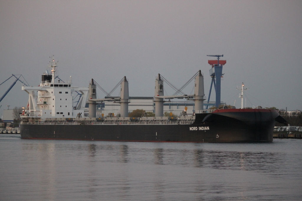 Die Nord Indian auf ihrem Seeweg von Rostock Überseehafen nach Skagen beim Auslaufen um 05:56 Uhr in Warnemünde.19.04.2019