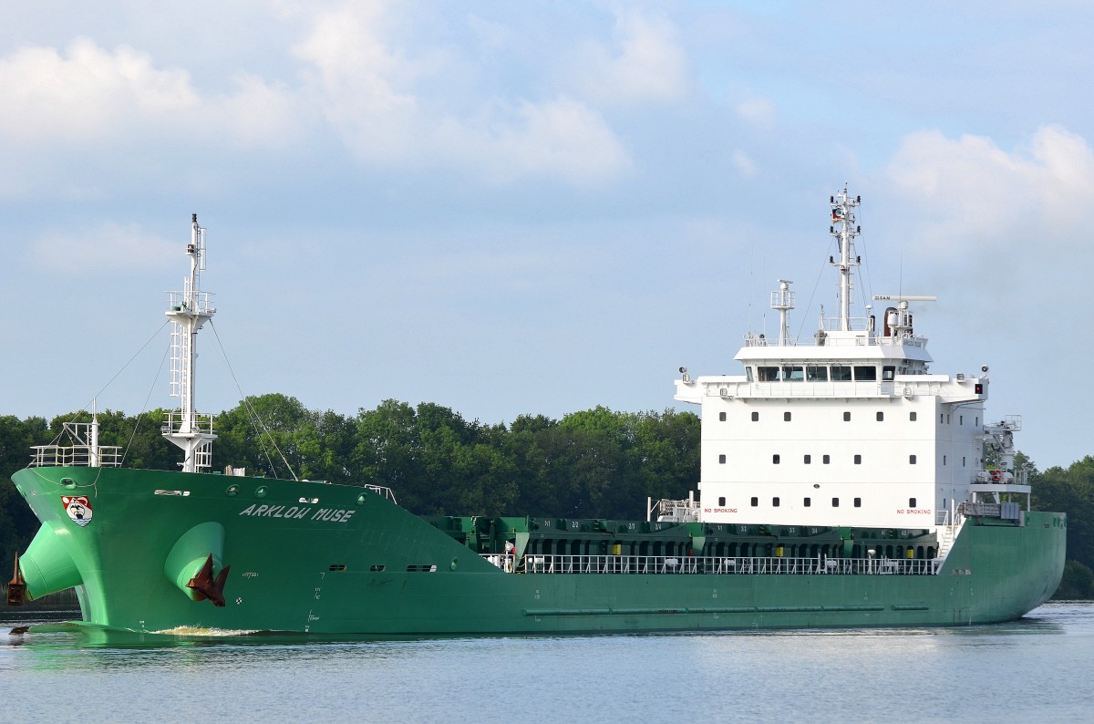 Die im Nord-Ostsee-Kanal aus Kiel kommende Arklow Muse IMO-Nummer:9509487 Flagge:Irland Länge:136.0m Breite:22.0m Baujahr:2013 Bauwerft:Dae Sun Shipbuilding&Engineering,Pusan Südkorea passiert Rade am 01.06.14