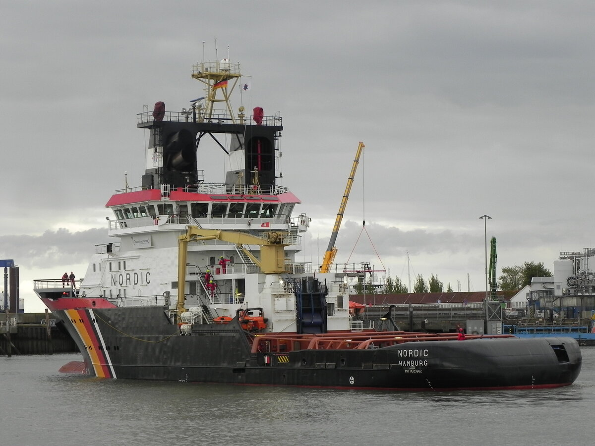 Die Nordic, IMO 9525962, am 17.09.25 im Hafen von Cuxhave. Sie ist ein Hochsee-Bergungsschlepper, der im Rahmen des deutschen Notschleppkonzepts auf einer Seeposition bei Helgoland stationiert ist. Das Schiff gilt als der leistungsfähigste Bergungsschlepper in deutschen Gewässern. Gebaut wurde es 2010 von der Peene-Werft in Wolgast.
