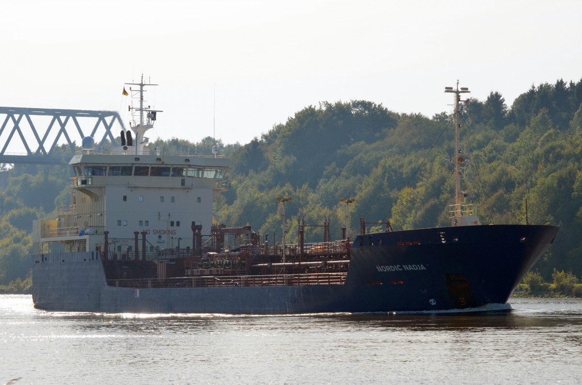 Die Nordic Nadja IMO-Nummer:9122112 Flagge:Dnemark Lnge:99.0m Breite:16.0m Baujahr:1996 Bauwerft:Union Naval De Levante,Valencia Spanien an der Hochbcke Grnental im Nord-Ostsee-Kanal am 03.10.13