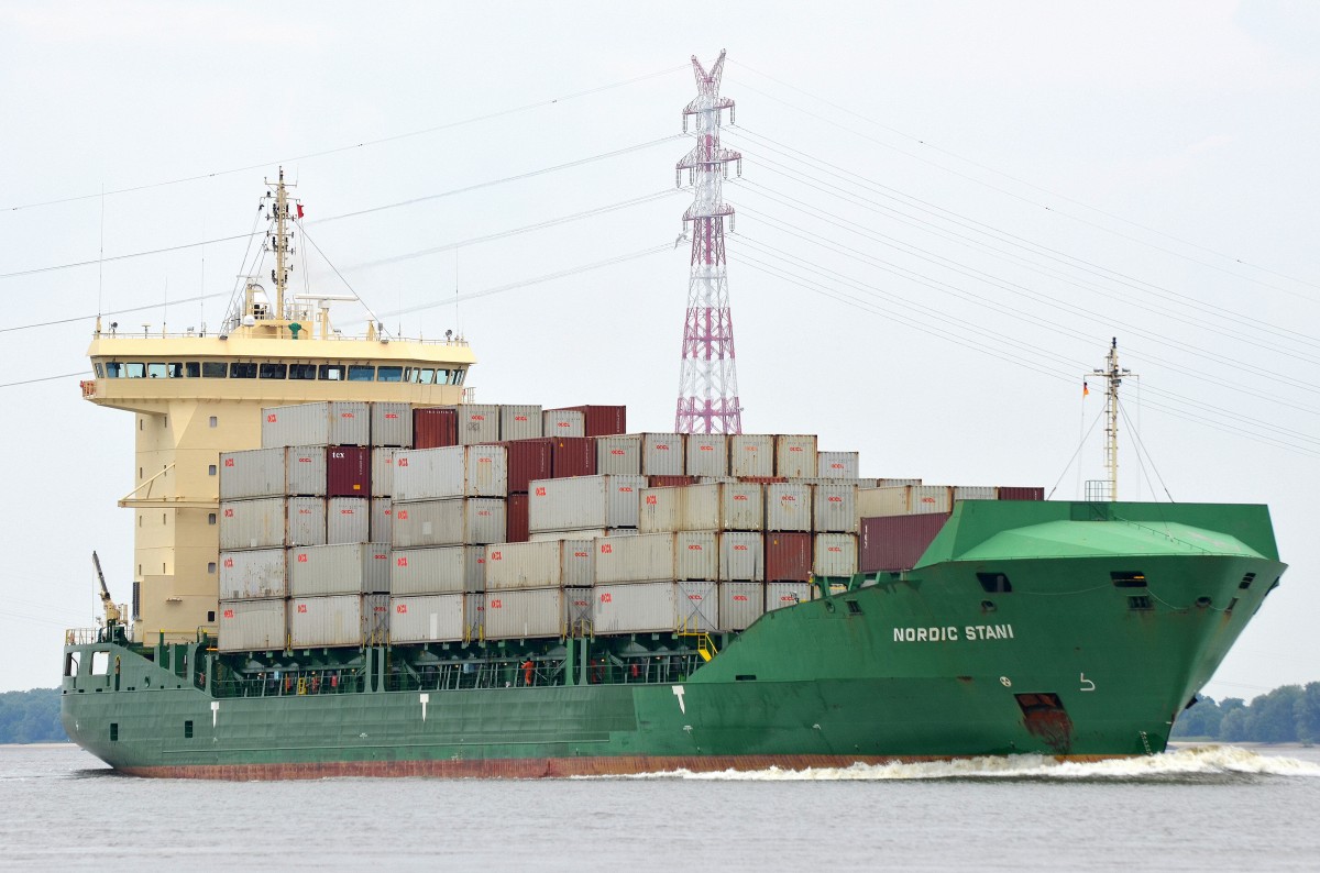 Die Nordic Stani IMO-Nummer:9483671 Flagge:Zypern Länge:151.0m Breite:23.0m Baujahr:2010 Bauwerft:Sainty Yangzhou Shipbuilding,Yangzhou China nach Hamburg einlaufend bei Lühe am 15.07.14
