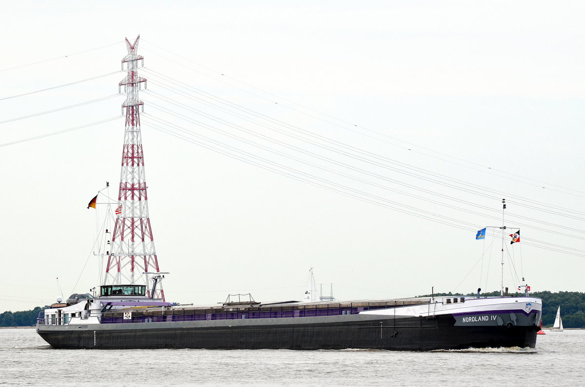 Die Nordland IV Länge:85.0m Breite:8.0m nach Hamburg einlaufend bei Lühe am 23.07.16