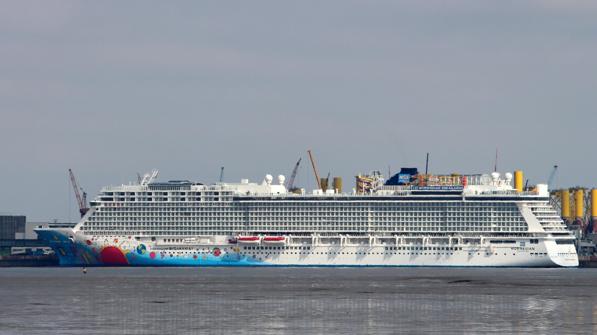 Die Norwegian Breakaway am 21.03.2013 an der Columbuskaje in Bremerhaven auf der Weser.