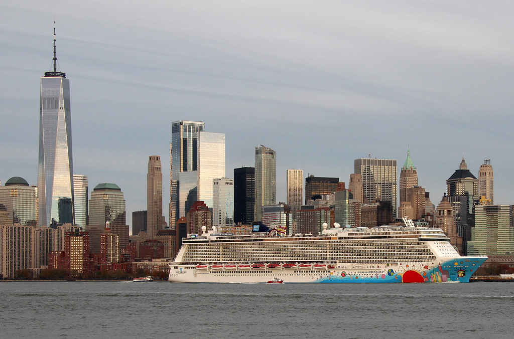 Die  Norwegian Breakaway  passiert am 25.11.2017 die Südspitze Manhattans mit dem World Trade Center.