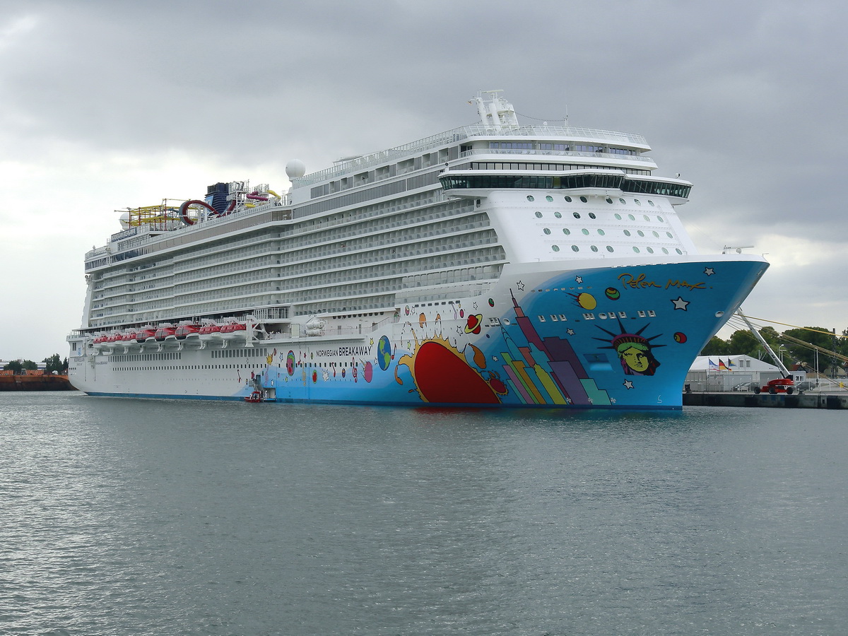 Die Norwegian Breakaway  der Reederei Norwegian Cruise Line im Warnemünder Hafen am 28. August 2018. 