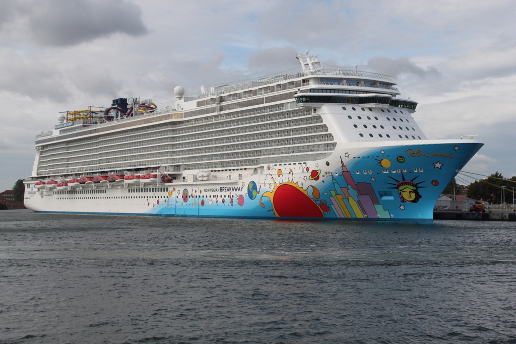 Die Norwegian Breakaway der Reederei Norwegian Cruise Line lag am 15.09.2018 in Warnemünde am Liegeplatz 8.